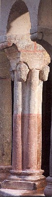 Petit pilier orné de têtes humaines dans la galerie Ouest du cloître