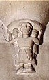 Une figure d'Atlante entouré de deux enfants, peut-être une console d'une contre-abside d'une chapelle supérieure de l'église romane, au-dessus de la porte de la chapelle de la tour