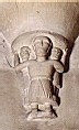 Une figure d'Atlante entouré de deux enfants, peut-être une console d'une contre-abside d'une chapelle supérieure de l'église romane, au-dessus de la porte de la chapelle de la tour Une figure d'Atlante entouré de deux enfants, peut-être une console d'une contre-abside d'une chapelle supérieure de l'église romane, au-dessus de la porte de la chapelle de la tour