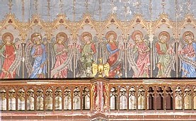 Les huit anges au-dessus de la galerie, sur la face Ouest de la nef, portent des banderoles avec le texte des Béatitudes