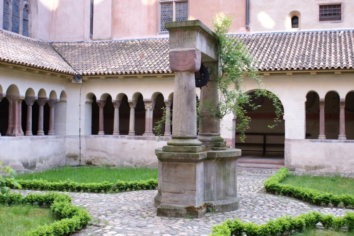 Le cloître des chanoines de Saint Pierre le Jeune Le cloître des chanoines de Saint Pierre le Jeune