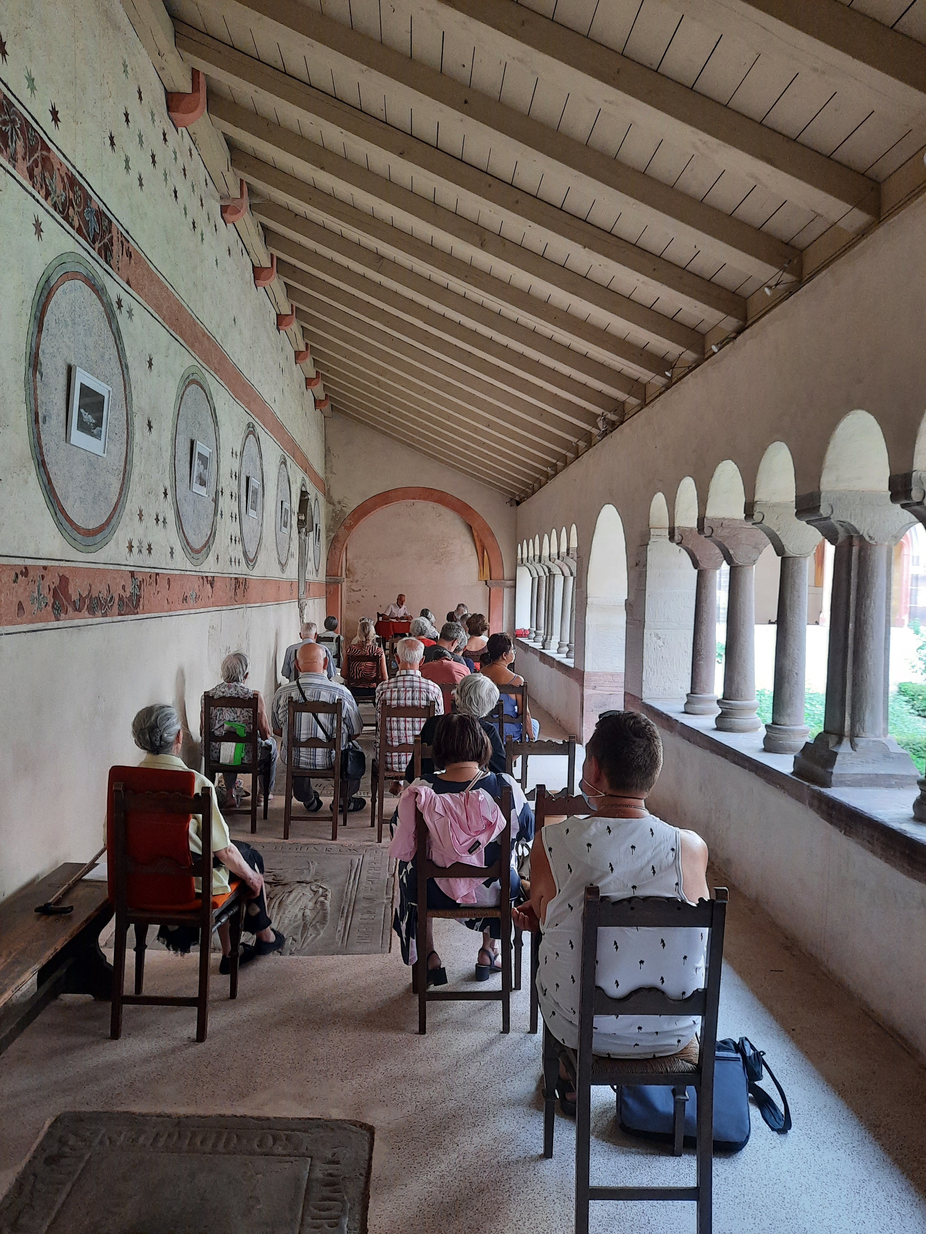 Lecture au cloître - juillet et août 2023